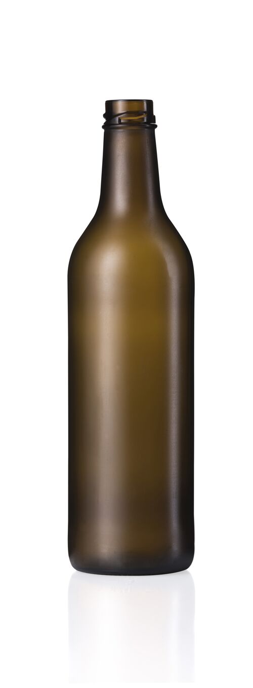 刷新一个空的棕色玻璃瓶与下面的反射垂直拍摄渴水晶酒