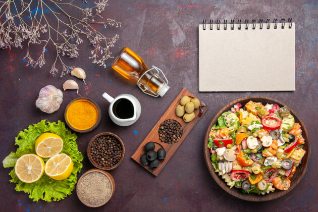 美味蔬菜沙拉顶视图美味的蔬菜沙拉与切片西红柿橄榄和蘑菇的黑暗背景餐饮食健康食品沙拉烹饪沙拉饮食
