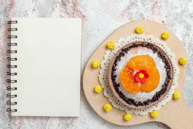 食物俯瞰美味的蛋糕甜点与切片橘子白色背景水果甜点饼干奶油蛋糕橘子蛋糕顶部