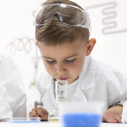 实验服小男孩在学校做实验护理化学实验室
