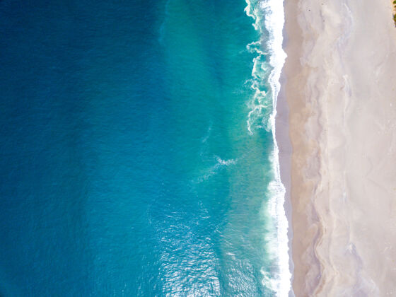 海岸海浪拍岸的高角度镜头海岸水空中
