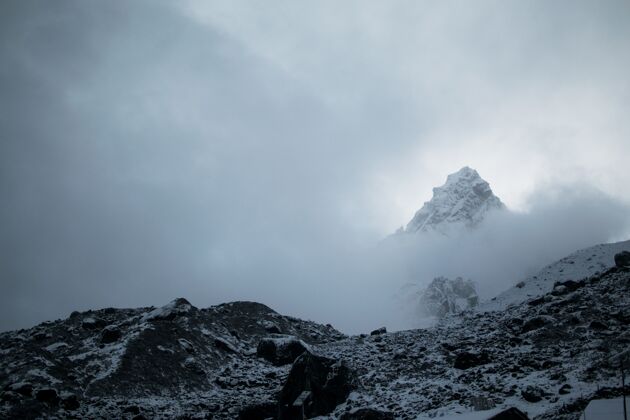 顶峰在大雾天气里 雪山山顶的景色令人叹为观止景观山峰山