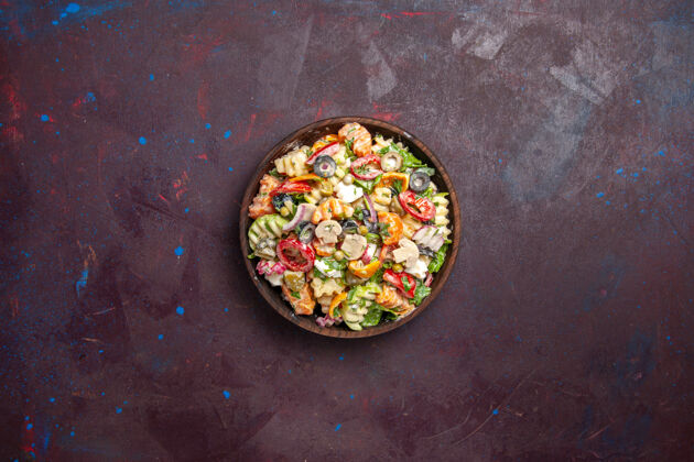 营养品俯瞰美味的蔬菜沙拉与橄榄西红柿和蘑菇的深色背景沙拉健康零食午餐蔬菜晚餐小吃沙拉