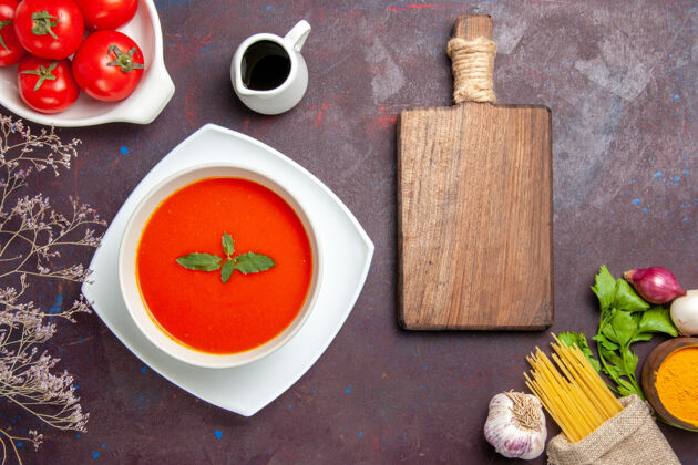 早餐俯瞰美味的西红柿汤配上新鲜西红柿的深色背景菜酱汁西红柿色一餐汤热的酱汁番茄