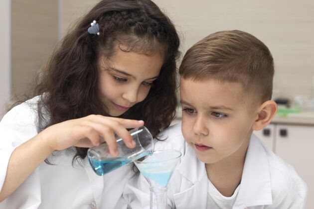 科学同事们在学校做化学实验教育实验服女孩