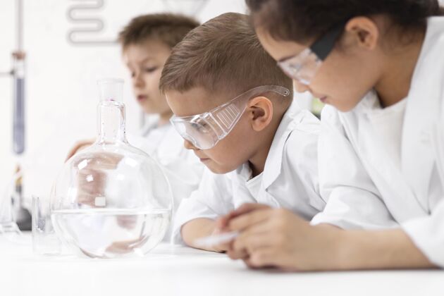 学习好奇的孩子在学校做化学实验护理教育化学