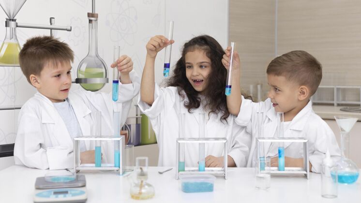 学习孩子们在学校做化学实验女孩研究实验