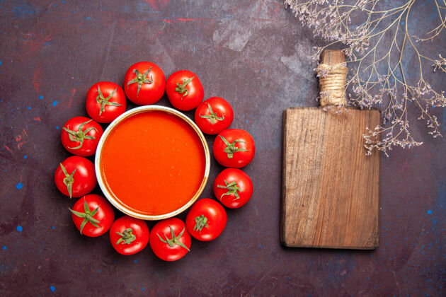 绘画俯瞰美味的西红柿汤与新鲜的红色西红柿在黑暗的背景西红柿汤晚餐菜番茄晚餐画笔