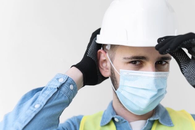 建筑男人戴着特殊的工业防护装备个人防护用品工作衣服
