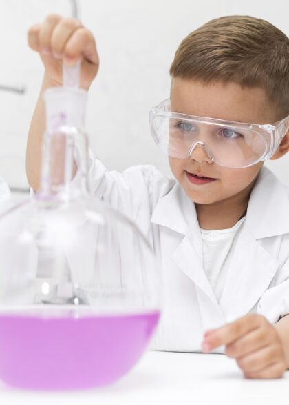 实验小男孩在学校做实验化学实验室研究