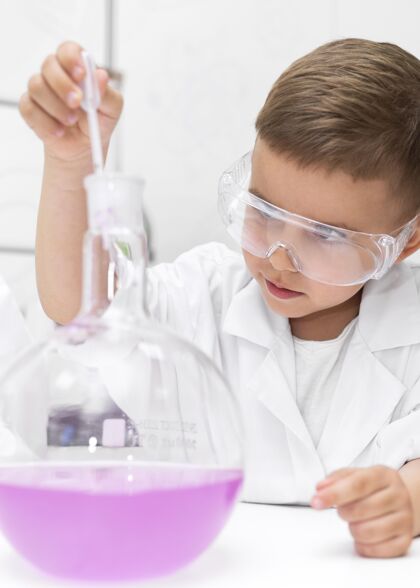 护理小男孩在学校做实验科学化学实验服