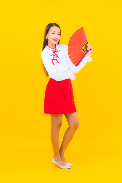 手表肖像美丽的亚洲年轻女子与红包信黄色普通话中国金融
