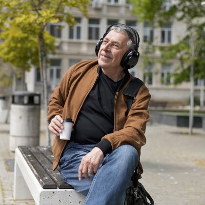 退休戴着耳机的男人中枪生活方式城市成人