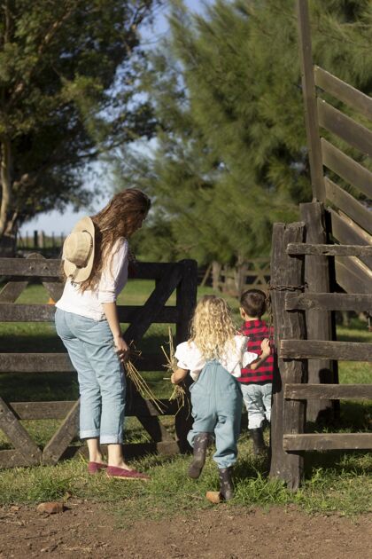 乡村全速拍摄的母亲和孩子在农场生活户外垂直