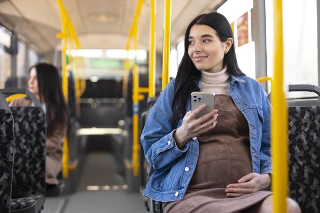 女人巴士上的中枪孕妇公共汽车汽车旅行