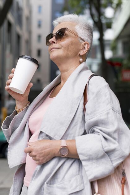 老年人拿着咖啡杯的中枪女人退休咖啡杯成年人
