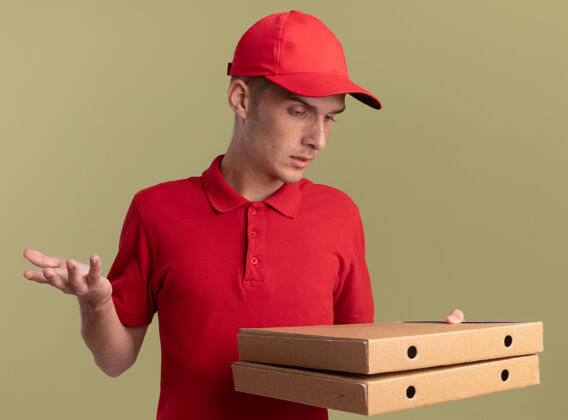 披萨无知的年轻金发送货员抱着比萨饼盒看绿色拿着橄榄