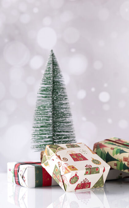 节日圣诞礼盒和小树的垂直拍摄垂直问候球