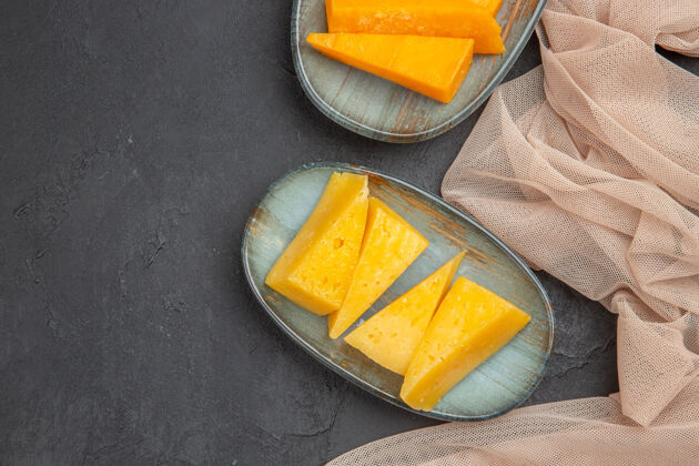 水果特写镜头新鲜美味的奶酪片毛巾上的黑色背景南瓜美食蔬菜