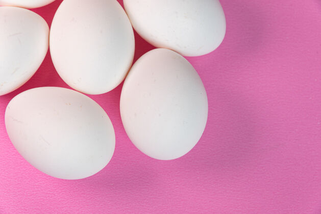 营养粉红色桌子上的鸡蛋极简烹饪营养
