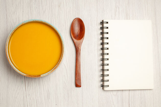 用餐俯瞰美味奶油汤黄色汤白色桌上汤酱饭奶油晚餐菜奶油视图叉子