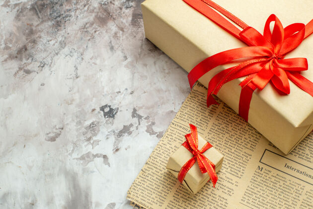 圣诞节正面近距离观看白色背景上红色蝴蝶结的圣诞礼物书签礼物前面