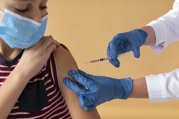 护理特写带口罩的孩子接种疫苗男孩保健患者