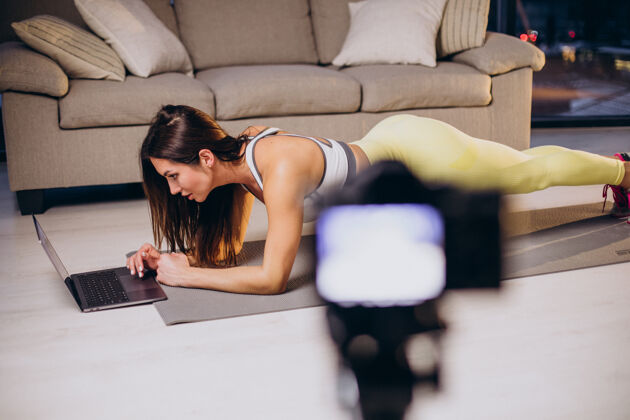 锻炼在家里做运动视频的女人视频运动员运动