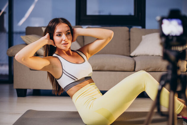 女性在家里做运动视频的女人体重姿势体操