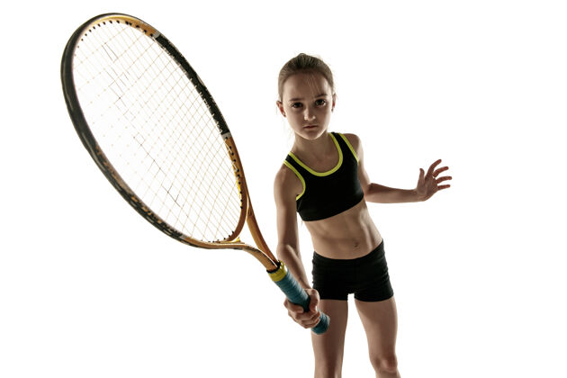 小在白色背景下打网球的白人小女孩训练网球人