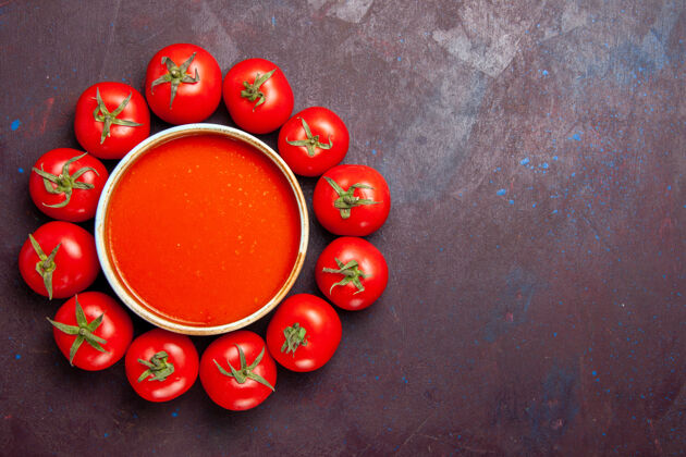 水果俯瞰美味的西红柿汤与新鲜的红色西红柿在一个黑暗的背景西红柿菜汤晚餐油漆桌子新鲜