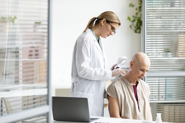 疾病女医生在给皮肤癌患者做检查秃头女性护理