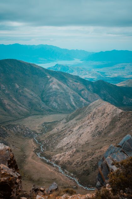 南方空中拍摄的山脉和流动的河流在巴塔哥尼亚 阿根廷美国攀岩山脉