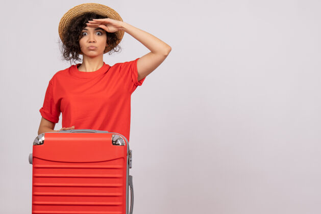 人正面图年轻女性带着红包准备旅行在白色背景上摆姿势太阳色航程休息旅游航班度假飞机休息美丽航行