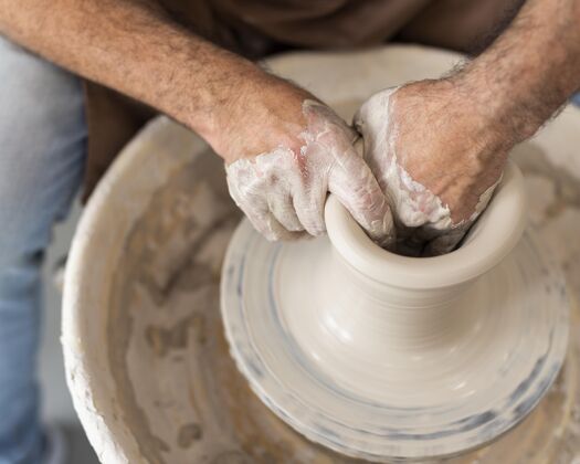 创意近距离的手和粘土一起工作手工工匠创作