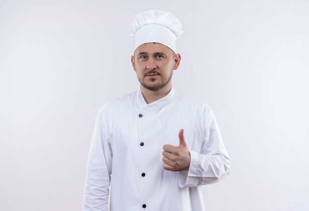 厨师自信的年轻帅哥厨师身着厨师制服 在白色墙壁上孤立地竖起大拇指年轻制服大拇指