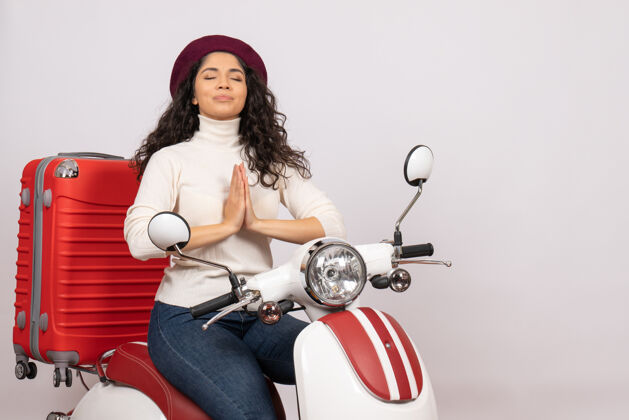 自行车正面图年轻女子骑在自行车上祈祷的姿势白色背景女子度假摩托车城市彩色汽车路球员坐着高尔夫球手