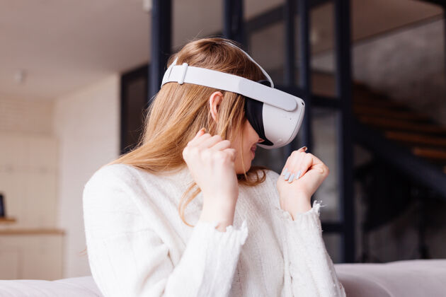 社交年轻漂亮的女人在家玩虚拟现实眼镜虚拟现实游戏信息科技智能