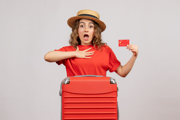 成人一个拿着手提箱的卡片的度假女人惊讶不已肖像座位帽子
