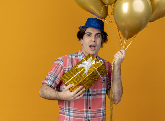 礼物高加索帅哥 戴着蓝色派对帽 手里拿着氦气球和礼盒气球帽子复制
