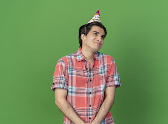 帽子高兴的高加索帅哥戴着生日帽看着身边生日空格壁板