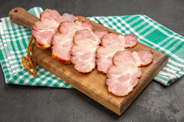 生的木桌上的新鲜切片火腿和灰色食物照片肉生猪的颜色桌子木头牛肉