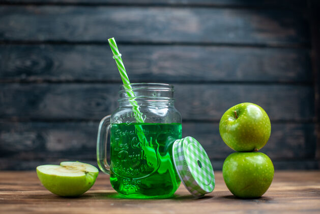 里面正面图绿色苹果汁罐内配新鲜苹果深色水果饮料图片鸡尾酒吧颜色新鲜水果鸡尾酒