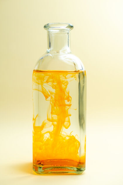 满的前视图水在可以与橙色油漆白色书桌彩色照片绘制啤酒冷的正面