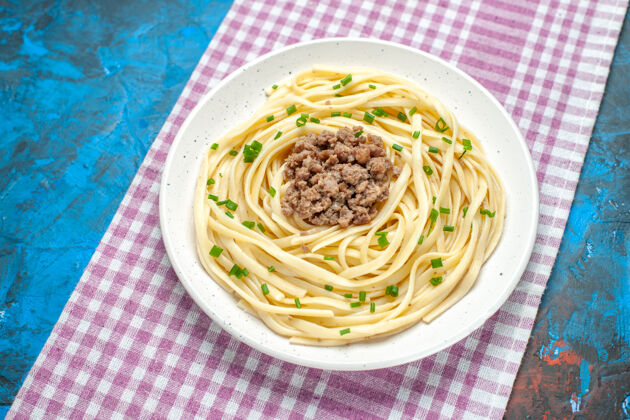 意大利面前视图美味的意大利面食与地面上的肉蓝色盘肉面团颜色的膳食食品面团晚餐正餐