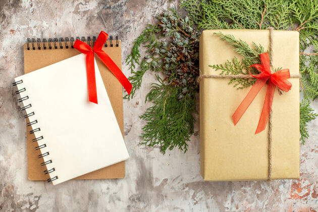 圣诞节顶视图圣诞礼物与绿色树枝上的白色节日礼物颜色新年圣诞盒子容器树枝