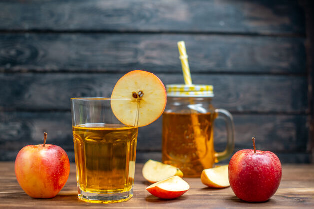 柑橘正面图新鲜苹果汁配新鲜苹果棕色木质书桌照片鸡尾酒水果饮料颜色食品桌子鸡尾酒