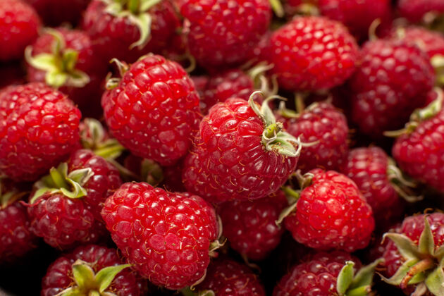 草前视图新鲜的红色覆盆子上的一个灰色水果颜色的蔓越莓野生照片浆果生产蔓越莓草莓
