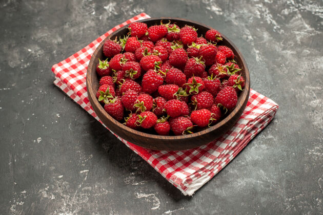 食品正面图新鲜的红色覆盆子内板上的灰色浆果颜色蔓越莓野生照片浆果里面水果