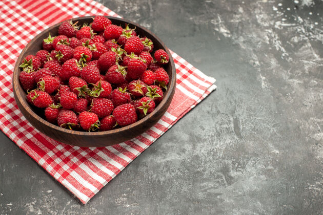 健康正面图新鲜的红色树莓内板上的灰色浆果彩色照片蔓越莓野生水果新鲜草莓野生